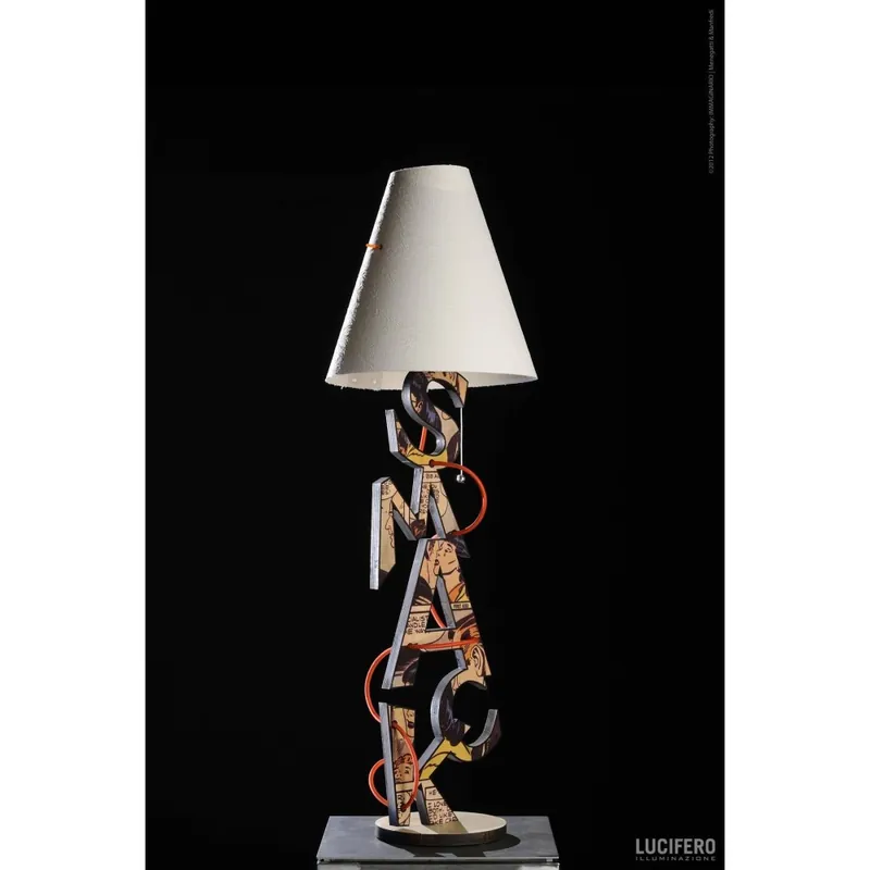 Lampada da tavolo SMACK di Lucifero Illuminazione con struttura realizzata in betulle e paralume conico Subito Disponibile